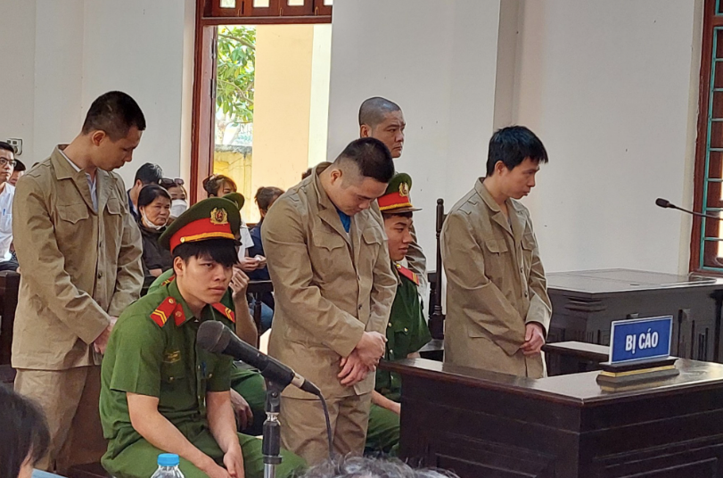 Nhóm bị cáo tại tòa.