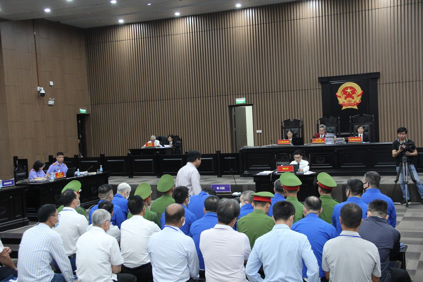 Nhóm bị cáo khai báo nhân thân.