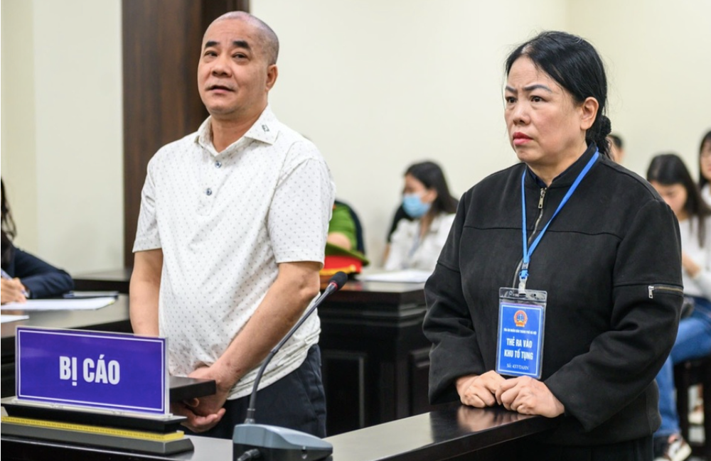 Ông Lương Xuân Hiển cùng vợ trong phiên xử tranh chấp đất vàng. Ông Lương Xuân Hiển cùng vợ trong phiên xử tranh chấp đất vàng.