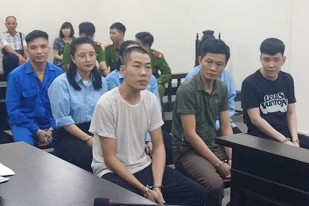 Nhóm bị cáo tại phiên tòa.
