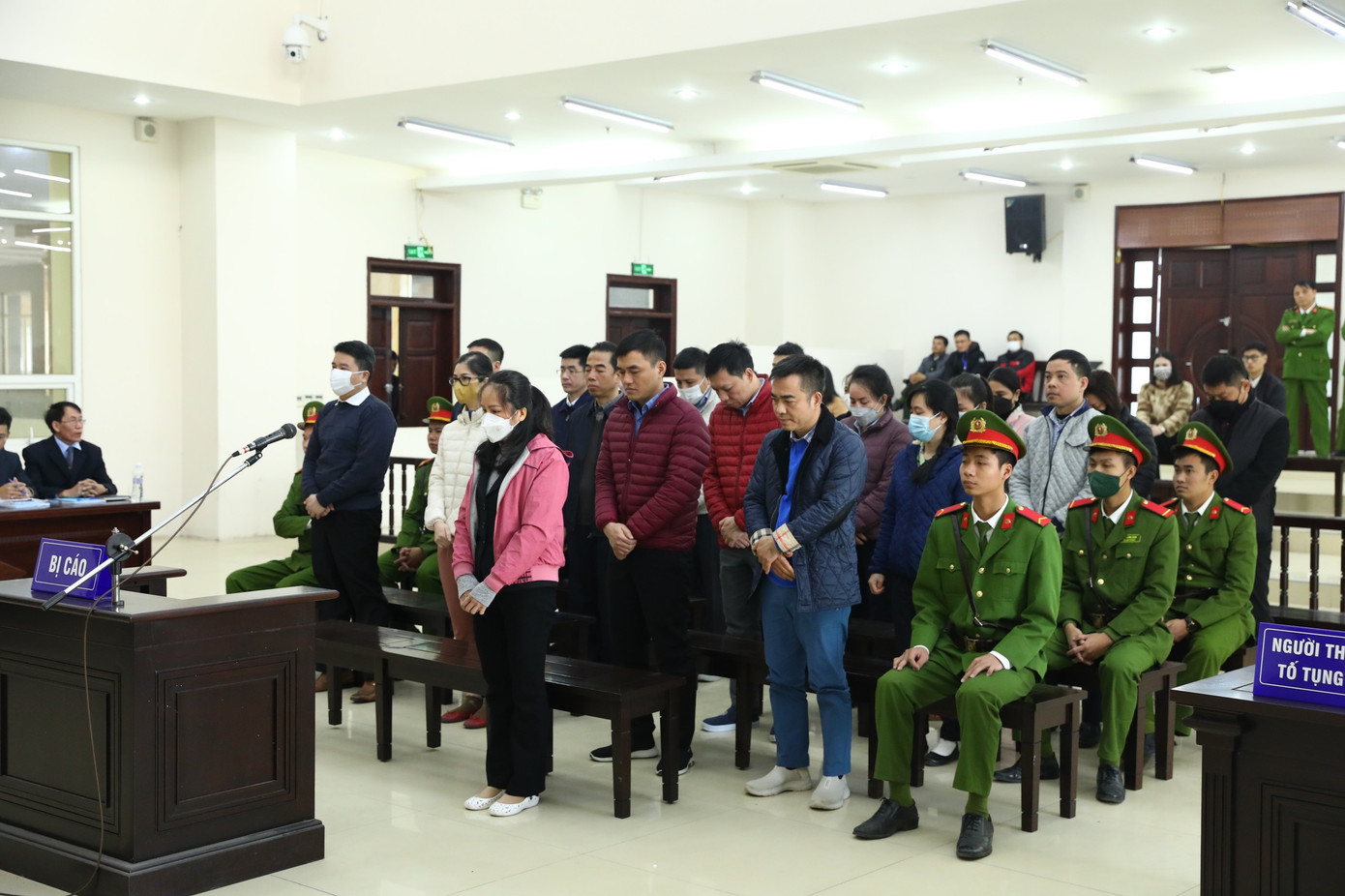 Nhóm bị cáo tại phiên tòa.