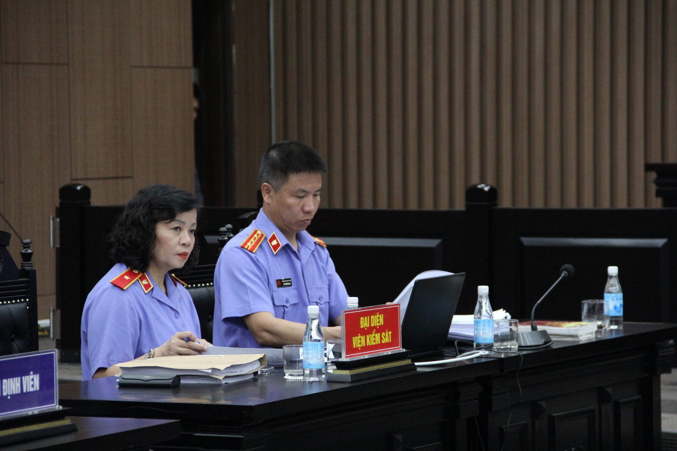 Đại diện Viện kiểm sát giữ quyền công tố và kiểm sát xét xử.