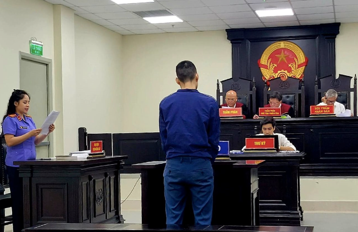 Bị cáo nghe Viện kiểm sát công bố cáo trạng. Bị cáo nghe Viện kiểm sát công bố cáo trạng.