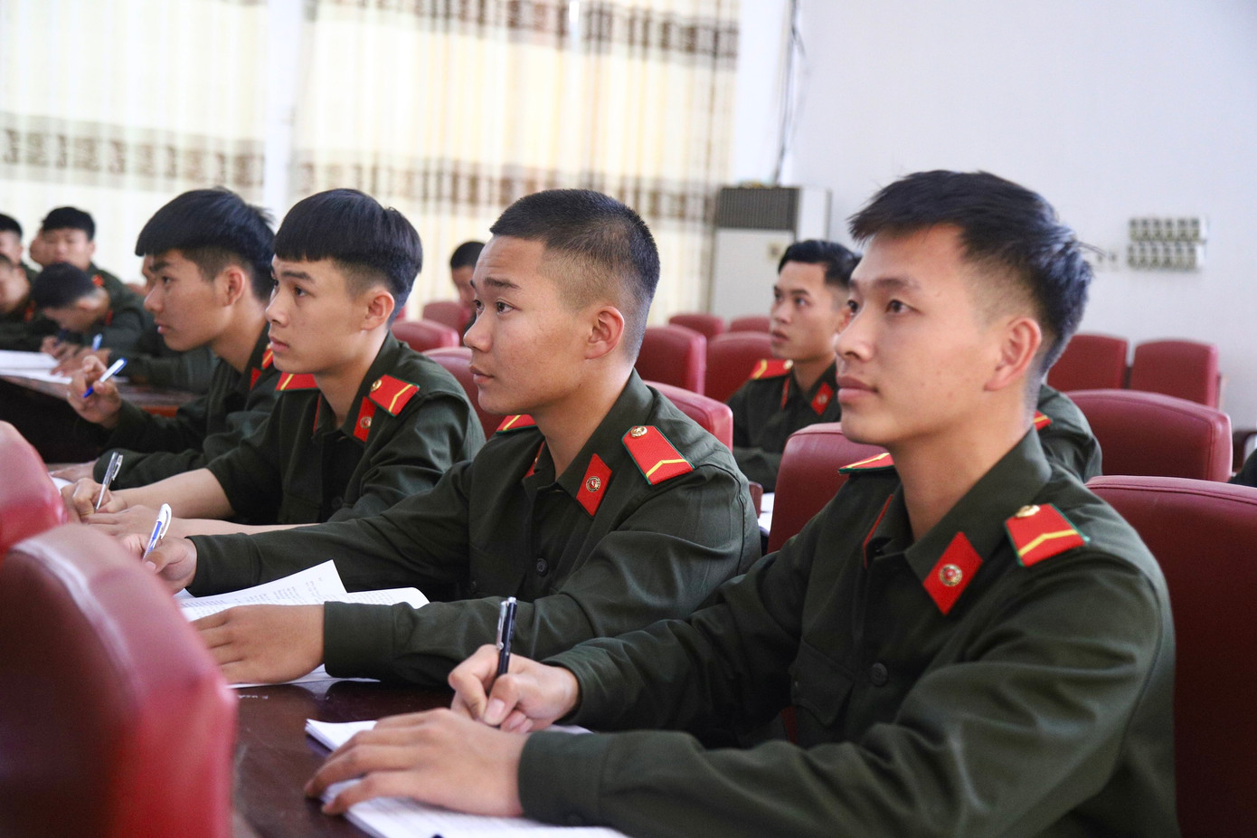 Buổi chiều, các tân binh tập trung tại hội trường lớn của Trung tâm học nội dung về chính trị, pháp luật; tìm hiểu lịch sử truyền thống Công an nhân dân, 6 điều Bác Hồ dạy Công an nhân dân, 5 lời thề danh dự, 10 điều kỷ luật và văn hóa ứng xử Công an nhân dân; được giảng dạy kiến thức về các cơ sở trại giam, trường giáo dưỡng bắt buộc; giới thiệu hiến pháp và pháp luật Việt Nam.