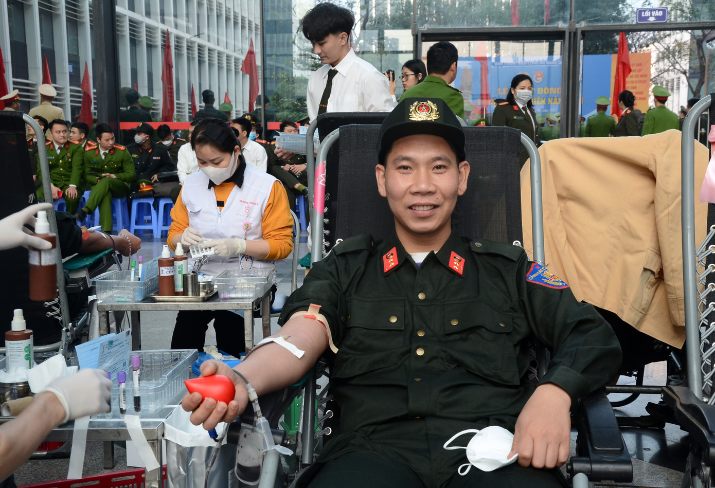 Chiến sĩ Cảnh sát cơ động tham gia hiến máu.