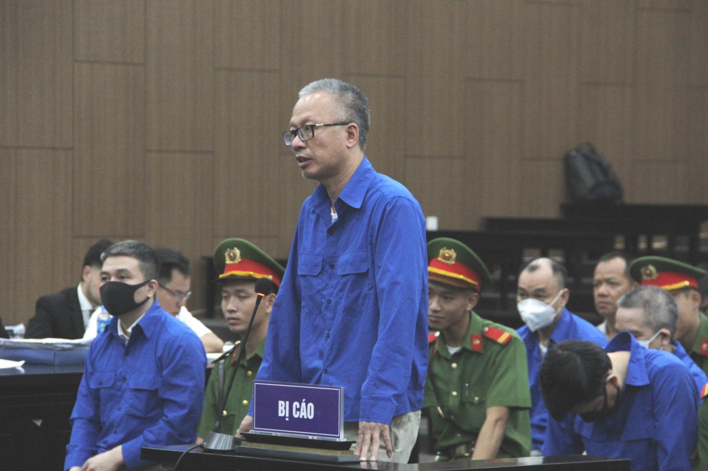 Tại phần làm thủ tục khai mạc, đại diện phía Lotte và Posco có mặt, đề nghị tòa triệu tập đầy đủ giám định viên tư pháp trong vụ án. Tập đoàn Giang Tô và Sơn Đông có đại diện ủy quyền nhưng giấy ủy quyền chưa được hợp thức, song tòa chấp nhận cho tham dự, quá trình xét xử bổ sung giấy tờ sau.