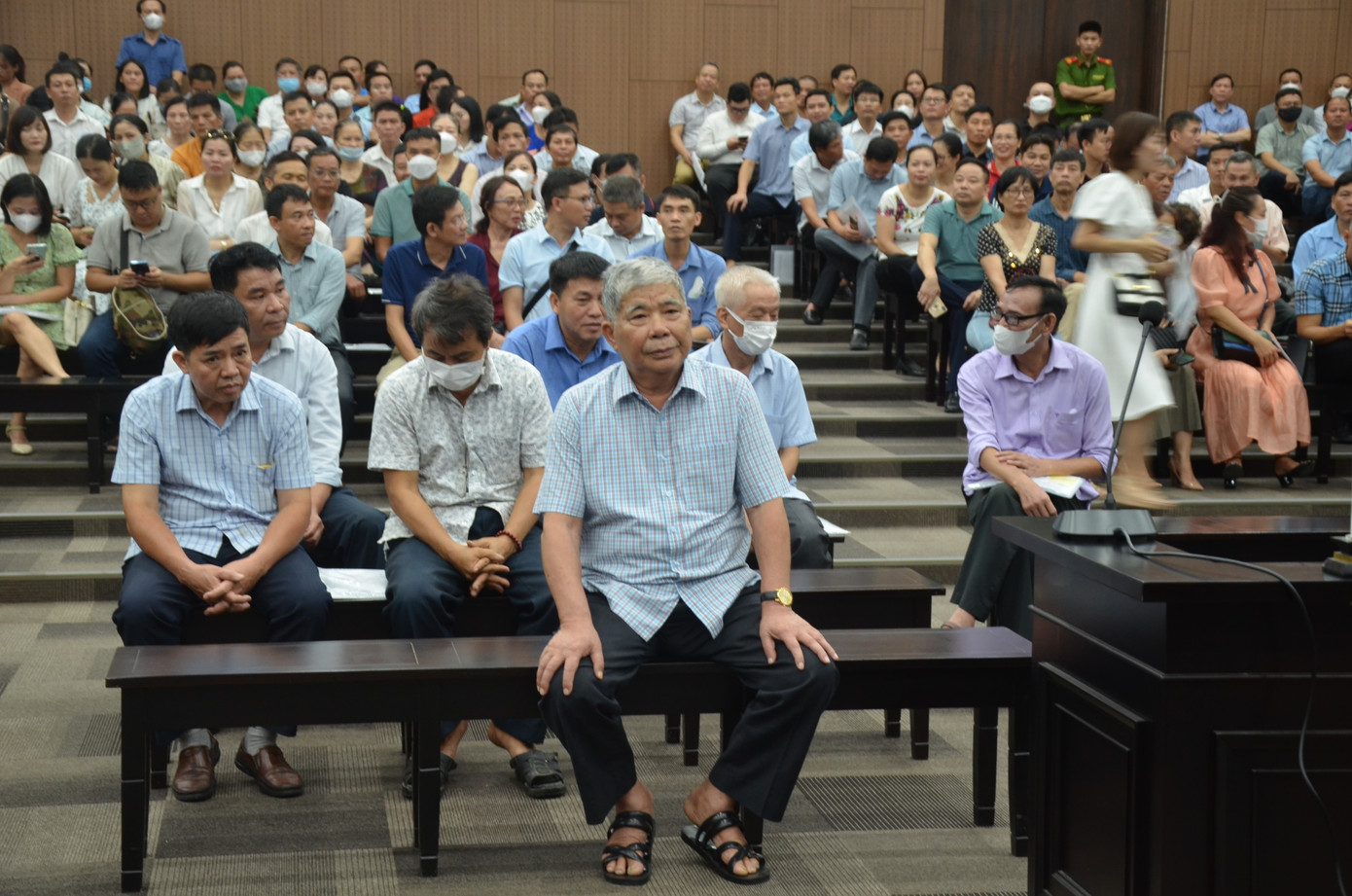Ông Lê Thanh Thản cùng nhóm bị cáo tại tòa. Ông Lê Thanh Thản cùng nhóm bị cáo tại tòa.