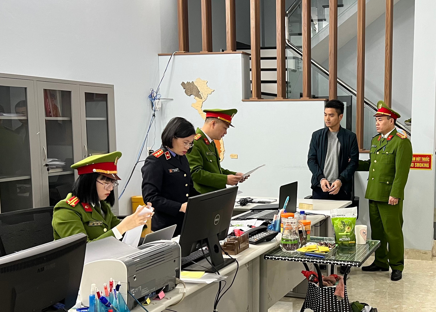 Cơ quan điều tra cáo buộc nhóm bị can tại CDC Hà Giang nhận trên 1 tỷ đồng của Công ty Việt Á. Ảnh: Diệu Loan. Cơ quan điều tra cáo buộc nhóm bị can tại CDC Hà Giang nhận trên 1 tỷ đồng của Công ty Việt Á. Ảnh: Diệu Loan.