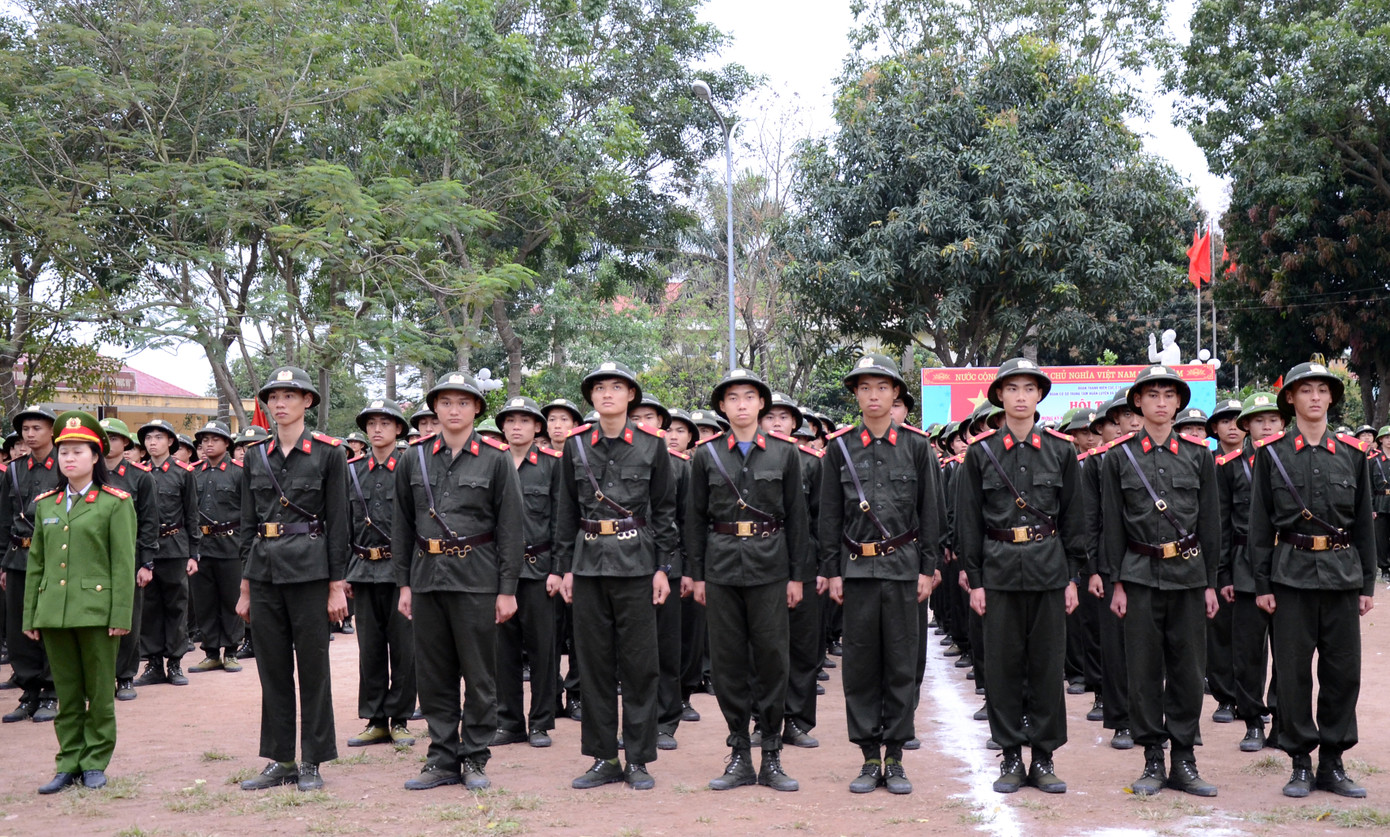 6h30, tất cả xếp hàng ngay ngắn dưới sân Trung tâm thực hiện nghi thức chào cờ.