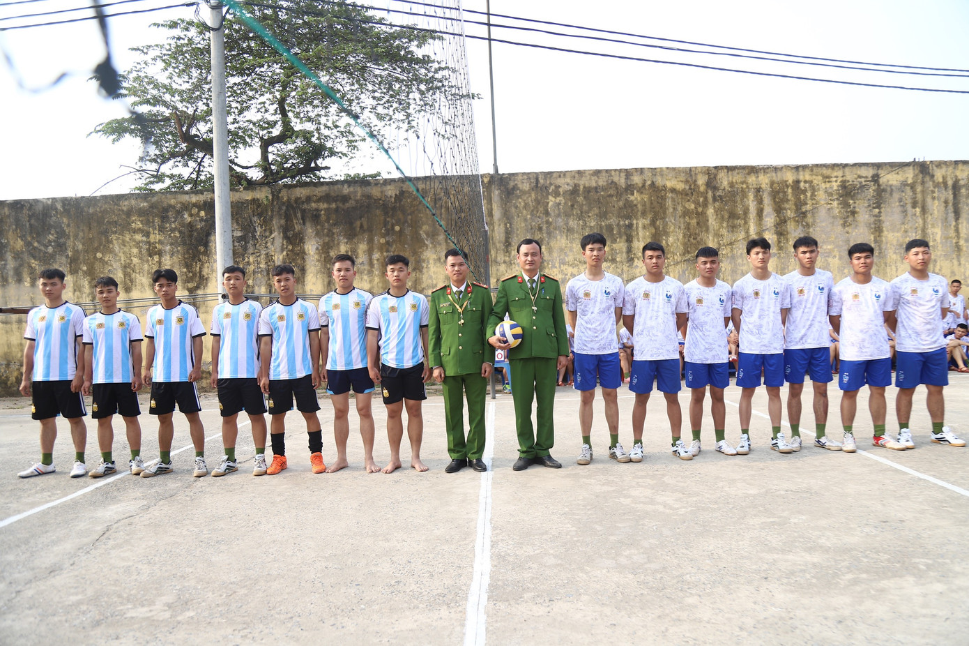 Cuối ngày, các tân binh và chiến sĩ huấn luyện tham gia hội thao với các môn bóng đá, bóng chuyền, cầu lông...Sau giờ ăn tối, họ đọc sách báo.