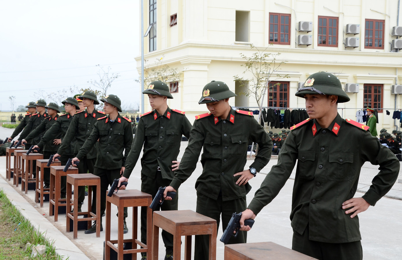 Từ 8h30, tại một góc khác trong khuôn viên Trung tâm, khoảng 200 chiến sĩ được giáo viên hướng dẫn cách tháo lắp súng, ngắm bắn với các loại súng AK, súng ngắn CZ83...