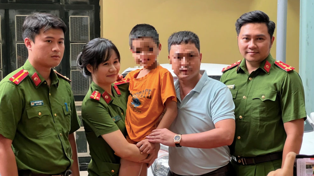 Lực lượng cảnh sát bên cạnh bé trai cùng người thân. Lực lượng cảnh sát bên cạnh bé trai cùng người thân.