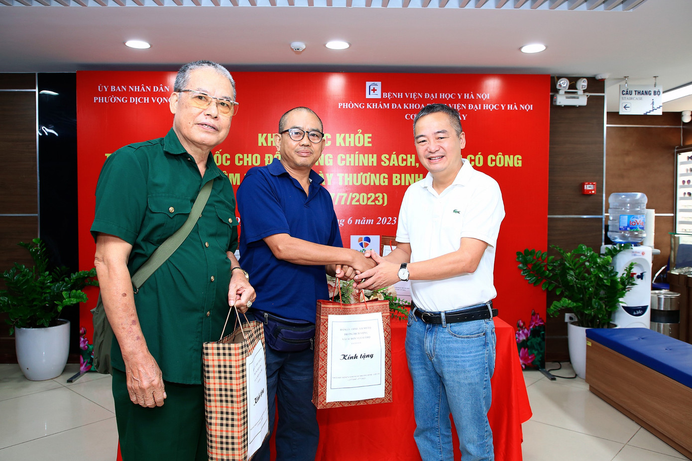 PGS.TS Nguyễn Lân Hiếu (áo trắng) Giám đốc Bệnh viện Đại học Y Hà Nội tặng quà cho các bác thương bệnh binh, gia đình chính sách. PGS.TS Nguyễn Lân Hiếu (áo trắng) Giám đốc Bệnh viện Đại học Y Hà Nội tặng quà cho các bác thương bệnh binh, gia đình chính sách.