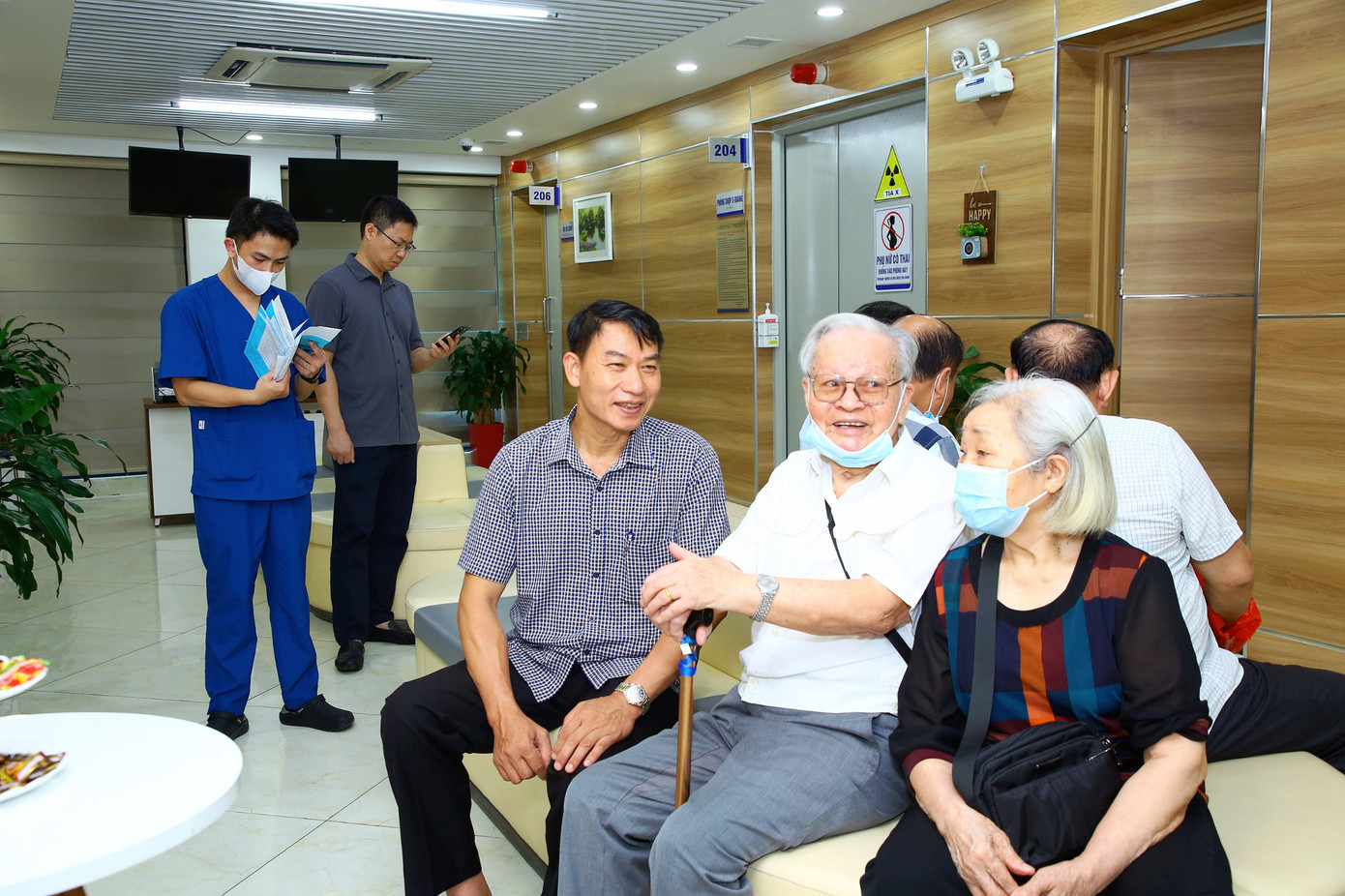 Những người có công chờ đến lượt vào khám tại phòng khám Bệnh viện Đại học Y. Những người có công chờ đến lượt vào khám tại phòng khám Bệnh viện Đại học Y.