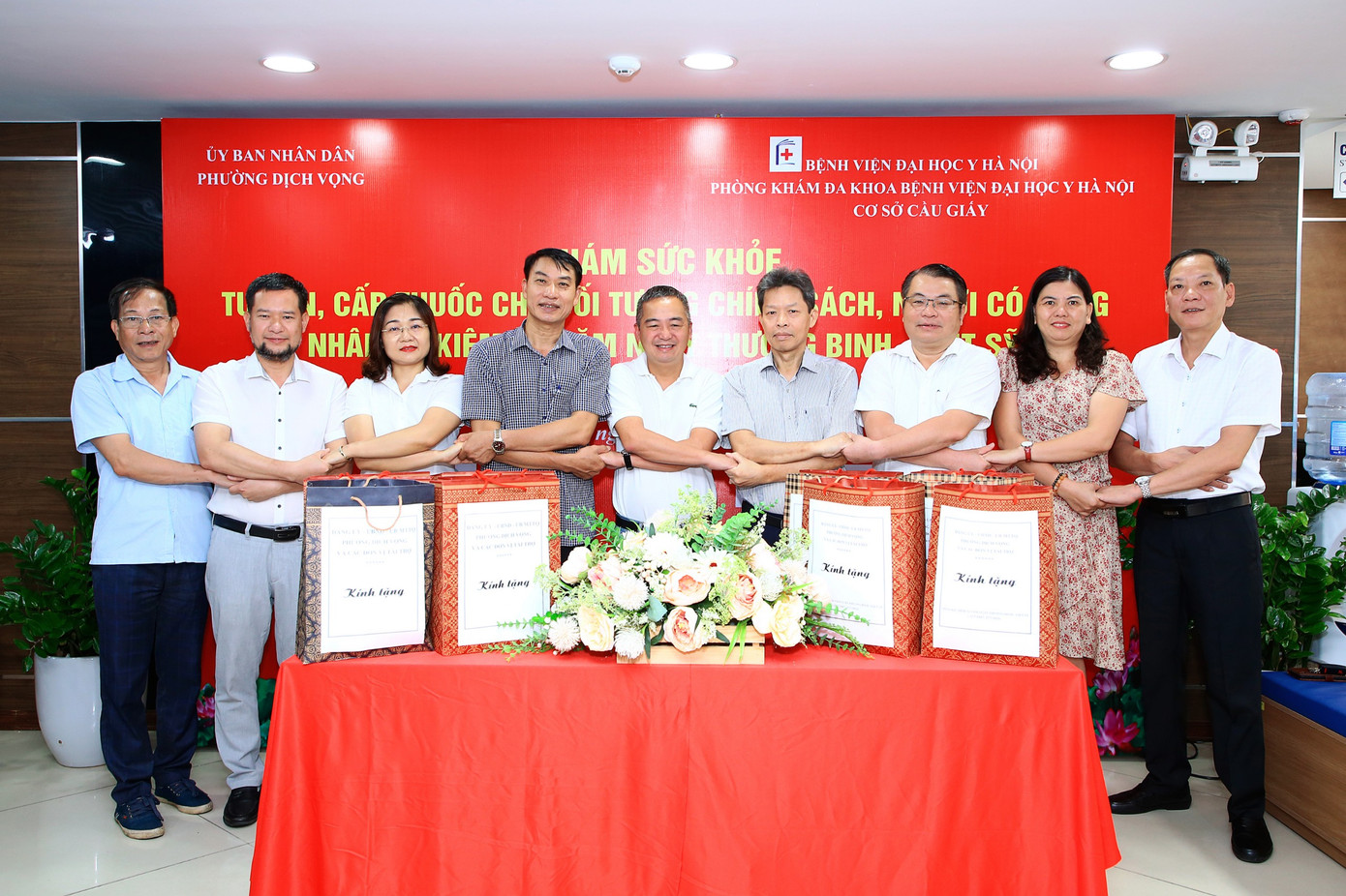 Lãnh đạo Bệnh viện Đại học Y và chính quyền phường thể hiện quyết tâm "Đền ơn đáp nghĩa". Lãnh đạo Bệnh viện Đại học Y và chính quyền phường thể hiện quyết tâm "Đền ơn đáp nghĩa".