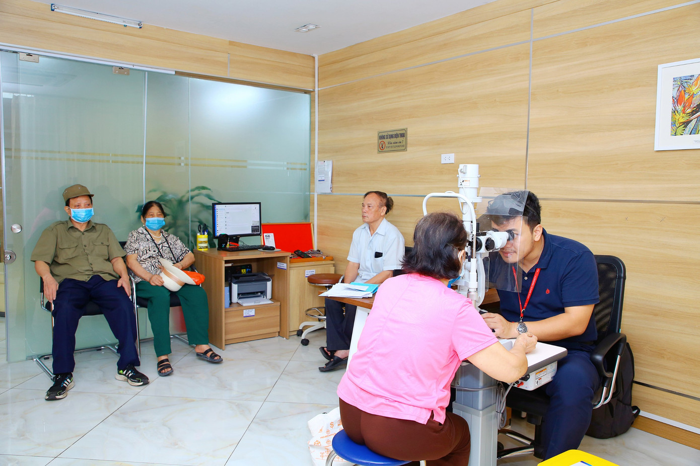 Những người có công, thương binh được khám bệnh. Những người có công, thương binh được khám bệnh.