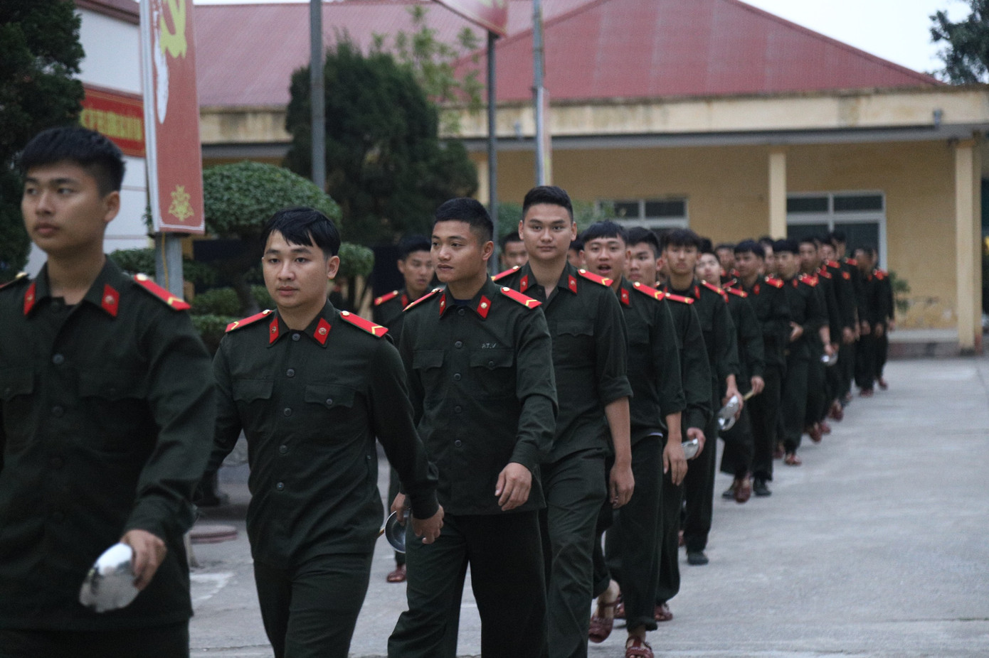 Sau đó, các chiến sĩ quay về ký túc xá vệ sinh cá nhân, đến 6h tất cả xếp hàng cầm theo bát đũa đến nhà ăn, để ăn sáng.