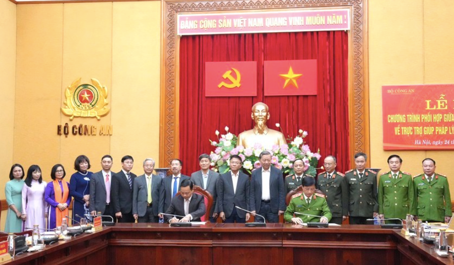 Bộ Công an và Bộ Tư pháp lễ ký chương trình phối hợp giữa hai Bộ về trực trợ giúp tư pháp trong điều tra hình sự.