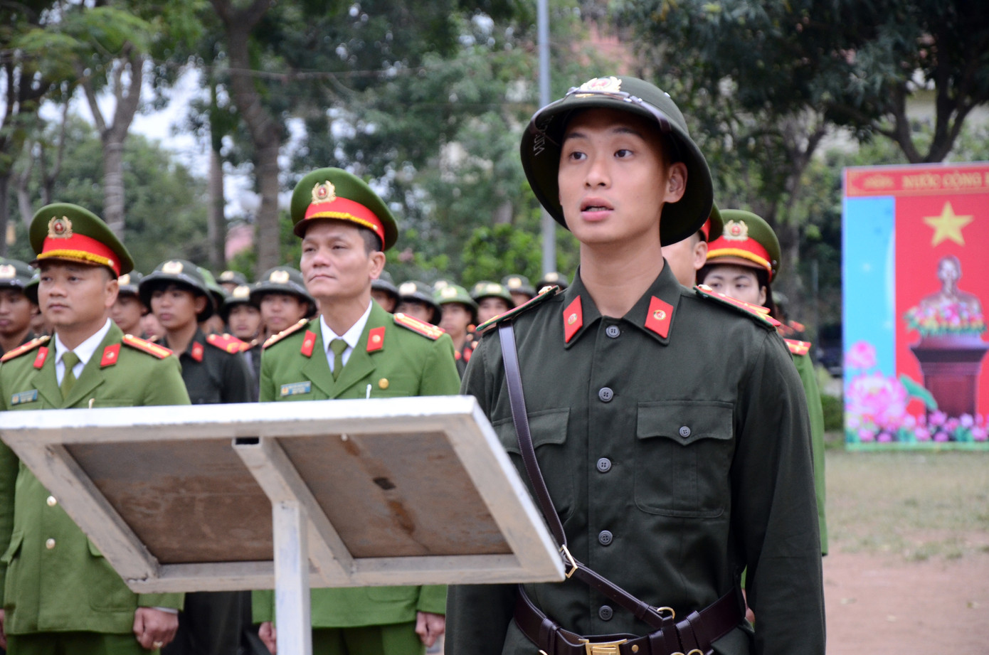 Một chiến sĩ nghĩa bước lên bục phát biểu đọc năm lời thề danh dự Công an nhân dân trong buổi chào cờ.