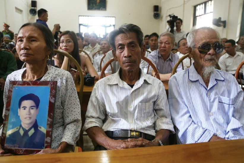 Gia đình ông Trần Trung Thám, ông Trần Ngọc Chinh và Khổng Văn Đệ tại buổi xin lỗi công khai năm 2019