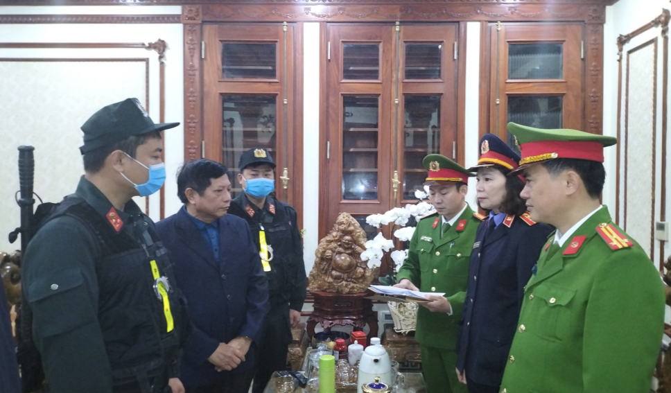 Cảnh sát tống đạt quyết định khởi tố bị can Vũ Hữu Song.