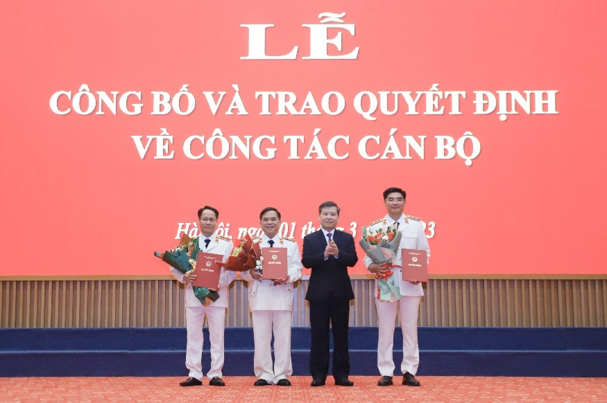 Các đồng chí cán bộ nhận quyết định bổ nhiệm.