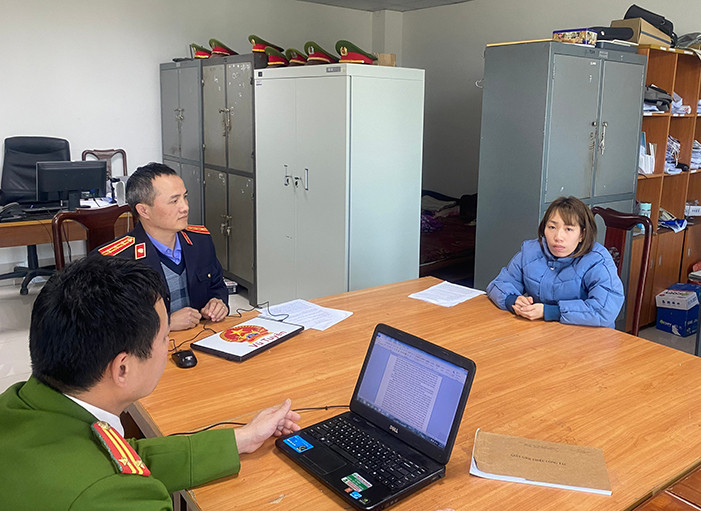 Cơ quan chức năng làm việc với đối tượng Ngô Thị Sinh. Cơ quan chức năng làm việc với đối tượng Ngô Thị Sinh.