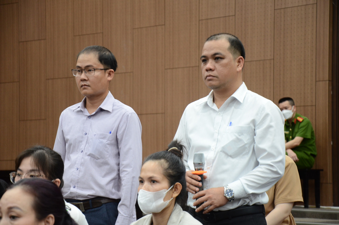 Hai đại diện của UBND tỉnh Bình Thuận. Hai đại diện của UBND tỉnh Bình Thuận.