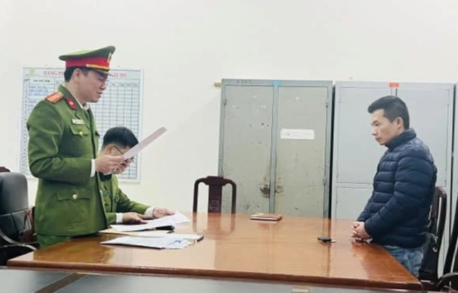 Đối tượng Hoàng Trọng Hiếu (áo đen) - Phó Giám đốc Trung tâm đăng kiểm xe cơ giới số 88-03D.