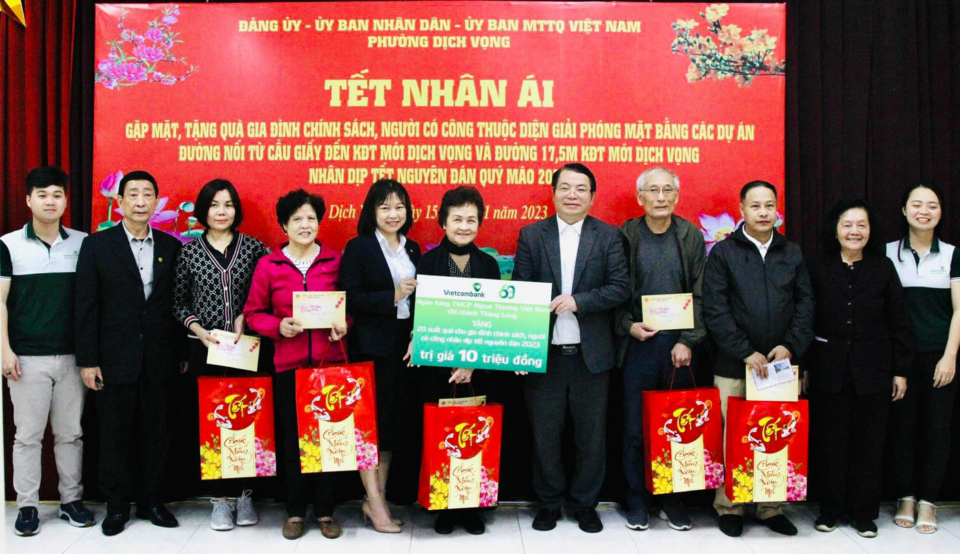 Ông Nguyễn Việt Trung, Chủ tịch UBND phường Dịch Vọng thay mặt các cơ quan, đơn vị tặng quà tri ân cho các gia đình chính sách. Ông Nguyễn Việt Trung, Chủ tịch UBND phường Dịch Vọng thay mặt các cơ quan, đơn vị tặng quà tri ân cho các gia đình chính sách.