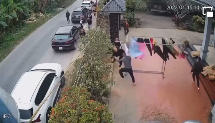 Hình ảnh nhóm đòi nợ xô xát với người nhà con nợ. Ảnh: Cắt từ clip. Hình ảnh nhóm đòi nợ xô xát với người nhà con nợ. Ảnh: Cắt từ clip.