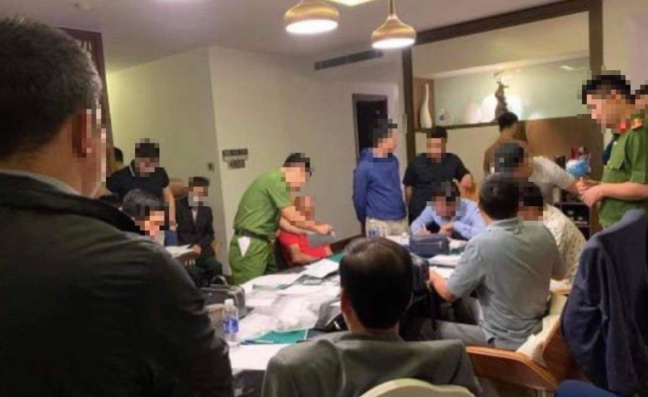 Hiện trường cảnh sát bắt quả tang nhóm doanh nhân, golfer đánh bạc. Hiện trường cảnh sát bắt quả tang nhóm doanh nhân, golfer đánh bạc.