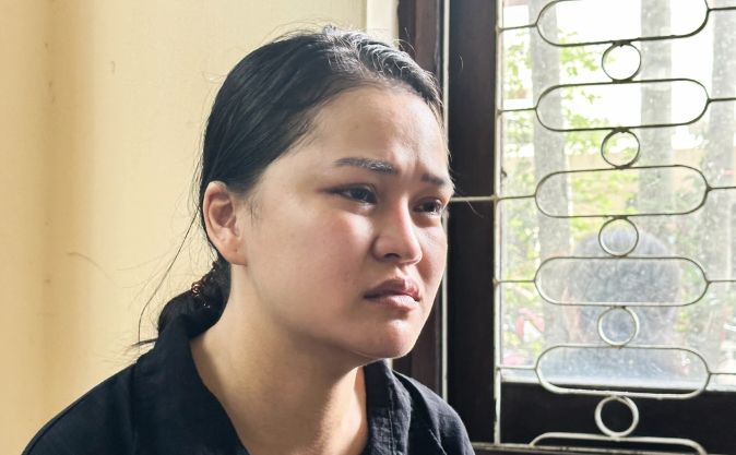 Chị Nguyễn Bích Hằng, mẹ cháu bé tại phiên tòa đã bị tạm hoãn sáng nay.