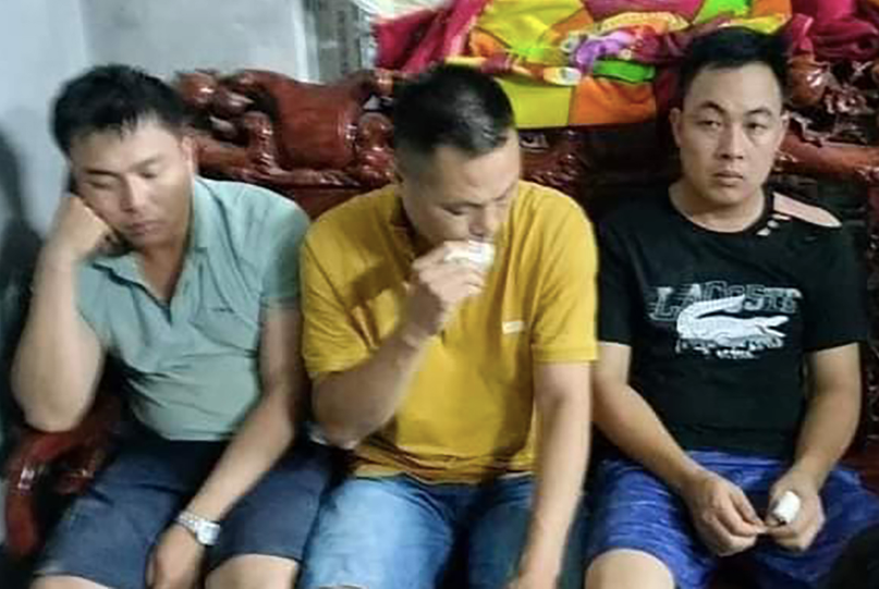 Ba cựu cán bộ công an tại thời điểm bị dân bắt quả tang giữ lại hiện trường. Ba cựu cán bộ công an tại thời điểm bị dân bắt quả tang giữ lại hiện trường.