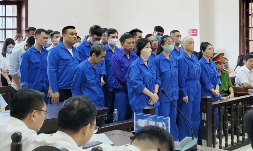 Nhóm bị cáo tại phiên tòa.