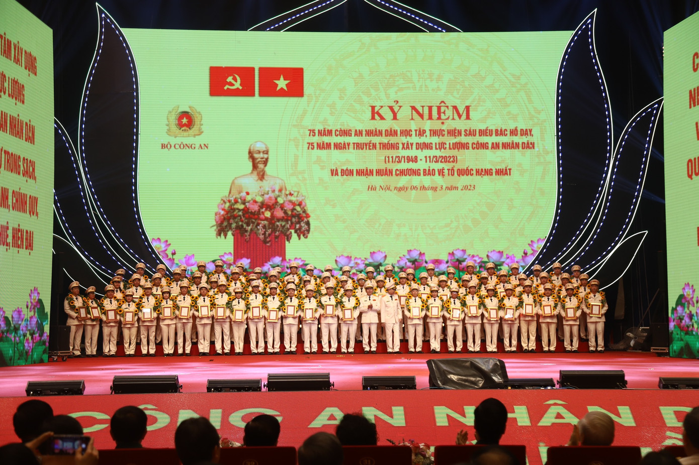 Các chiến sĩ công an được trao tặng bằng khen tại buổi lễ.