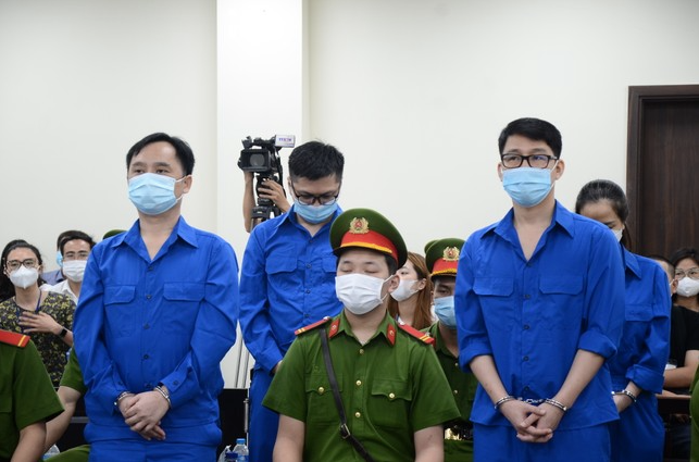 Bị cáo Đỗ Thành Nhân (trái) cùng đồng phạm tại tòa.