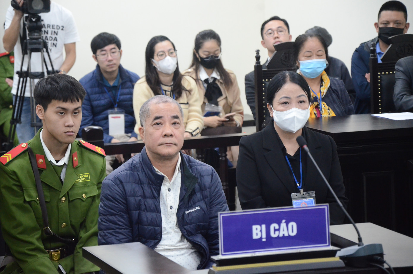 Vợ chồng bị cáo Lương Thế Hiển tại tòa. Vợ chồng bị cáo Lương Thế Hiển tại tòa.