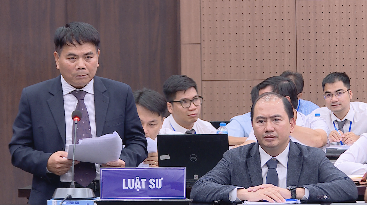 Luật sư Lê Thành Kính bào chữa cho ông Tô Anh Dũng (đứng bên trái). Luật sư Lê Thành Kính bào chữa cho ông Tô Anh Dũng (đứng bên trái).