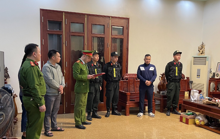 Cơ quan chức năng tống đạt quyết định khởi tố bị can. Cơ quan chức năng tống đạt quyết định khởi tố bị can.