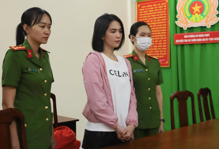 Cảnh sát tống đạt khởi tố bị can với Ngọc Trinh. Cảnh sát tống đạt khởi tố bị can với Ngọc Trinh.