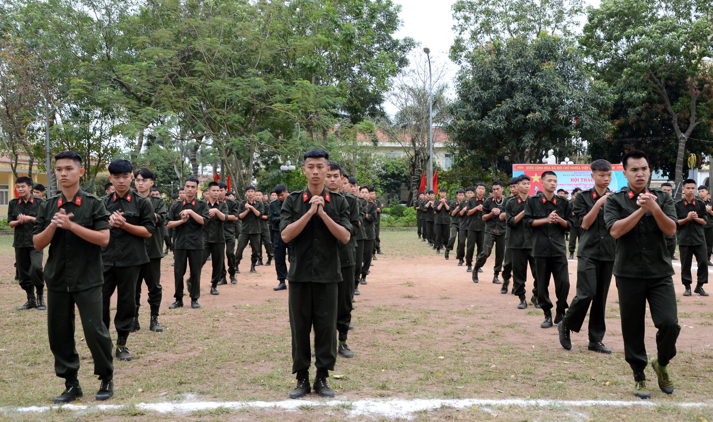 Khoảng 7h, tất cả bước vào các bài khởi động xoay khớp cổ tay, chân, chuẩn bị cho buổi tập điều lệnh.