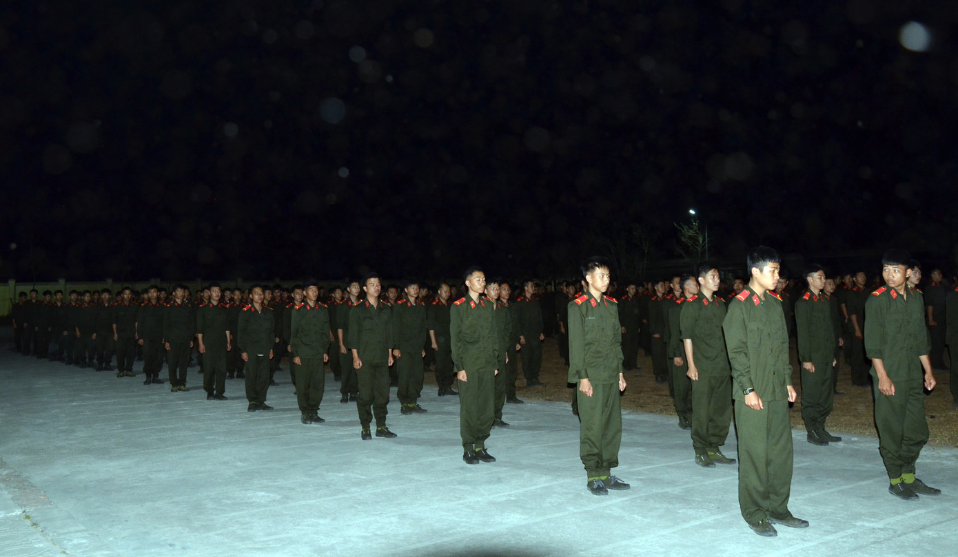 Một ngày huấn luyện của các chiến sĩ nghĩa vụ Công an nhân dân bắt đầu từ 5h sáng, khi có tiếng kẻng hiệu lệnh, gần 800 chiến sĩ túa ra từ ký túc xá cao tầng, xếp thành hàng ngay tập thể dục.