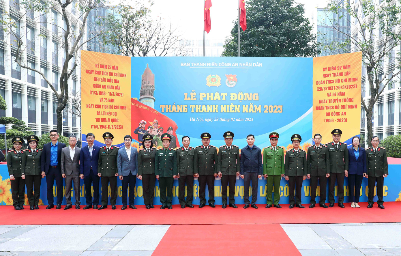 Các đại biểu chụp ảnh lưu niệm tại buổi lễ.