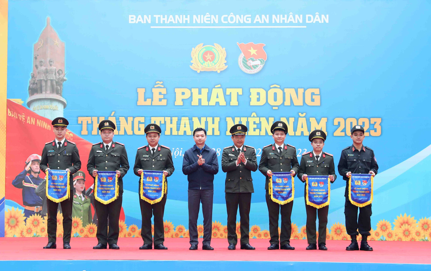 Anh Nguyễn Minh Triết, Bí thư Trung ương Đoàn trao bằng khen cho các đoàn viên thanh niên công an.