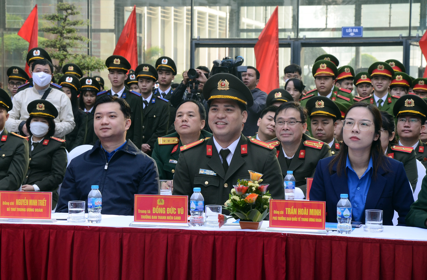 Anh Nguyễn Minh Triết, Bí thư Trung ương Đoàn (bên trái) dự buổi lễ.