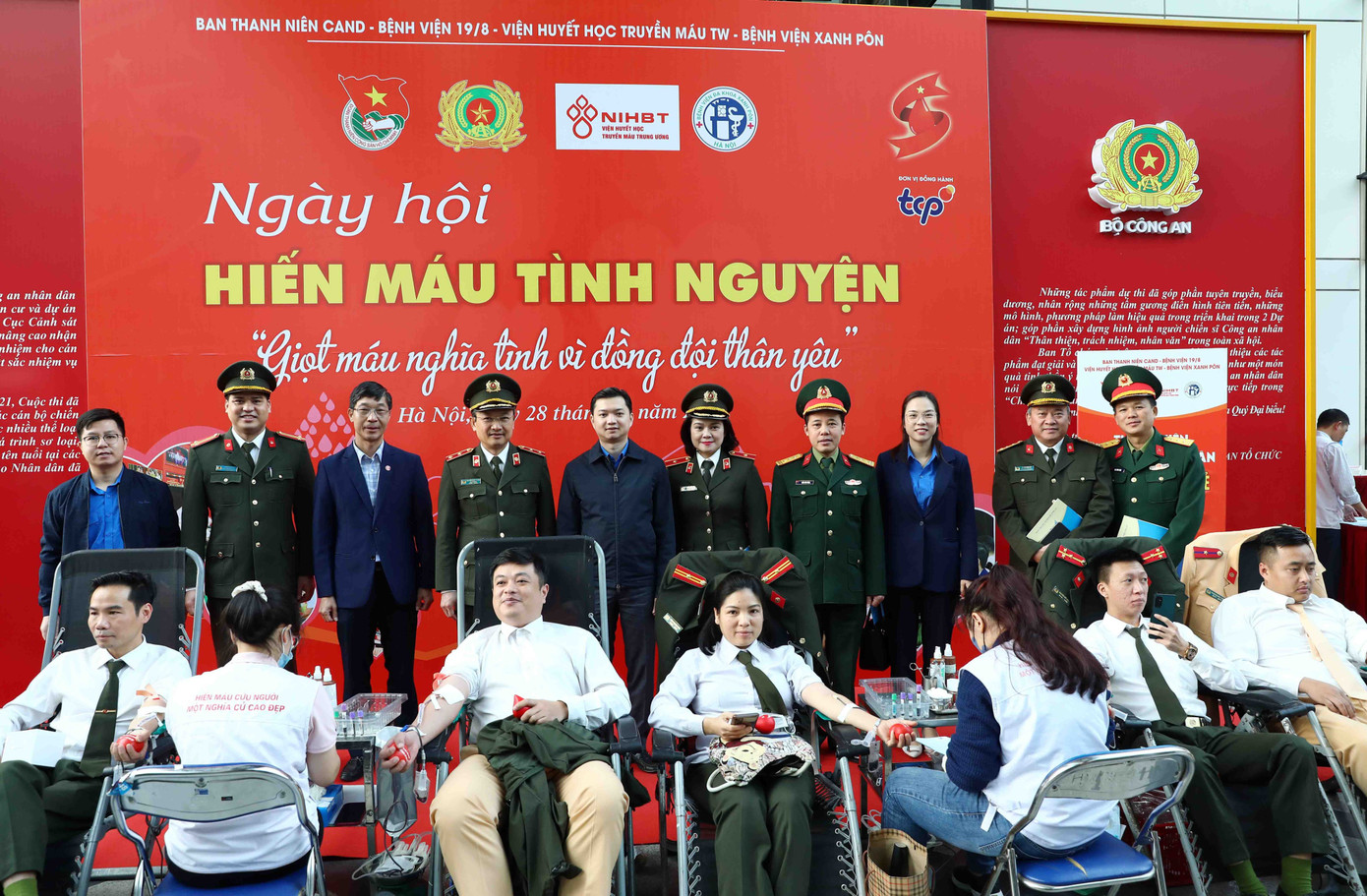 Cán bộ, chiến sĩ công an tham gia hiến máu tại buổi lễ phát động tháng Thanh niên Bộ Công an.