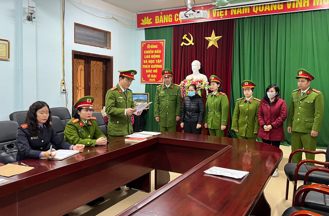 Cơ quan chức năng tống đạt quyết định khởi tố bị can. Ảnh: Diệu Loan. Cơ quan chức năng tống đạt quyết định khởi tố bị can. Ảnh: Diệu Loan.