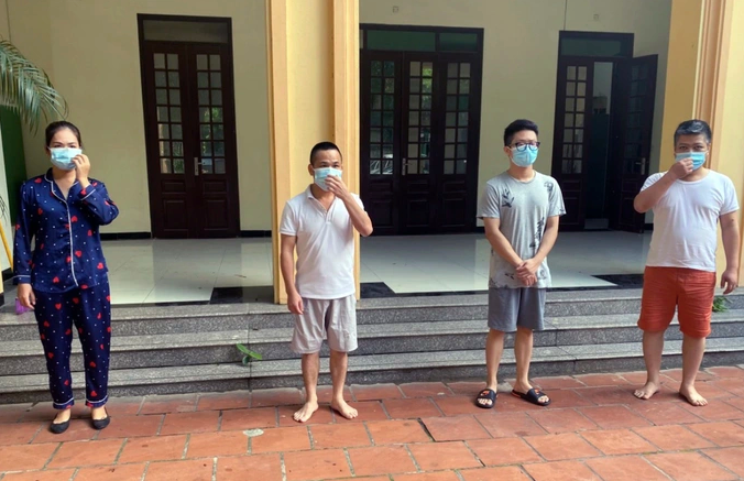 4/5 bị cáo thời điểm bị cảnh sát bắt. 4/5 bị cáo thời điểm bị cảnh sát bắt.