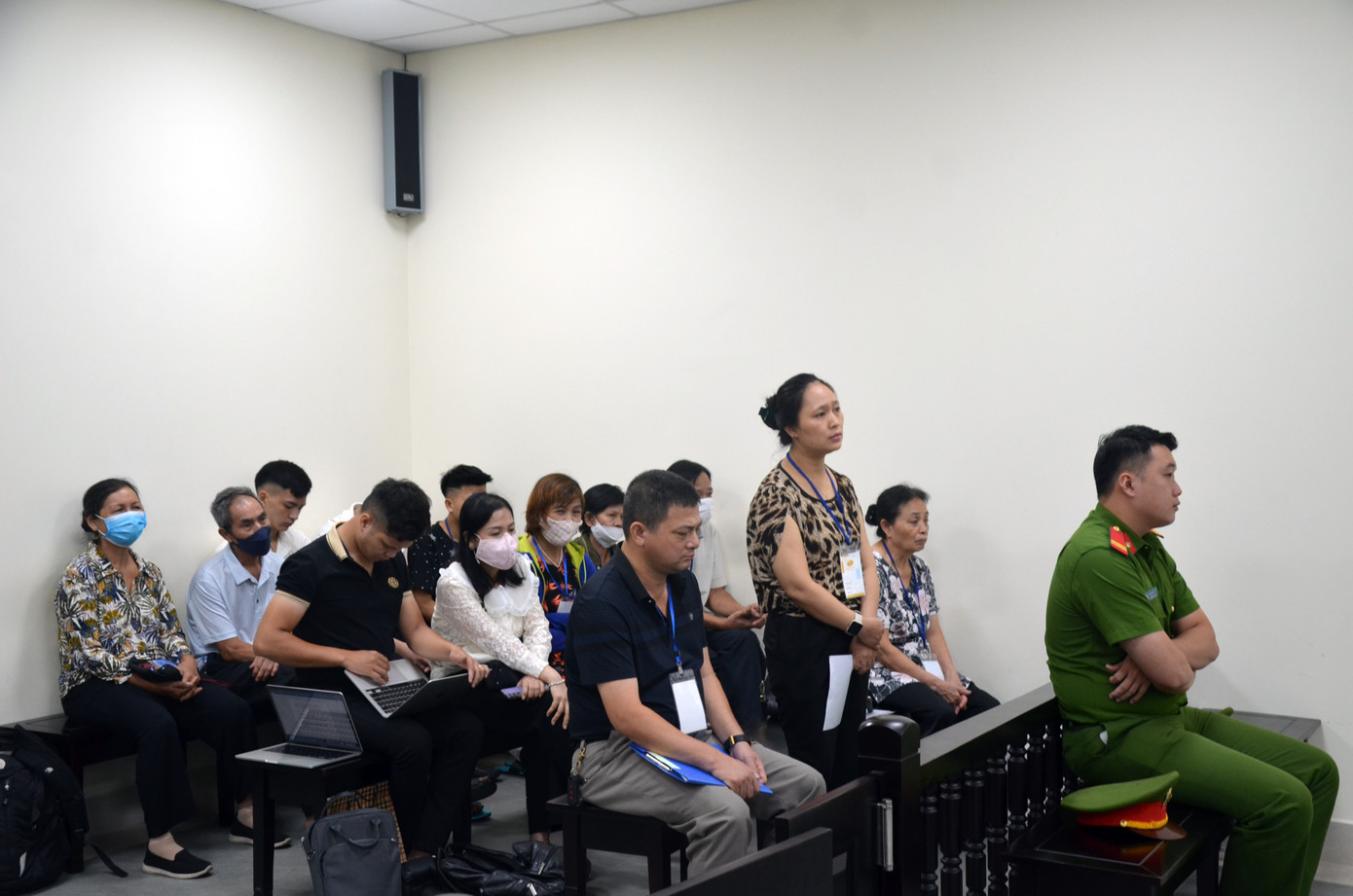 Người thân gia đình các liệt sĩ có mặt tại tòa.